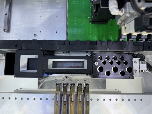 0201 BGA montaż Małe 4 głowice SMD Pick And Place Machine CHM-551 CPK≥1.0