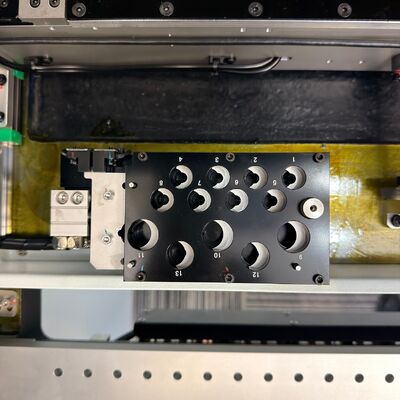 Uniwersalna maszyna do wybierania i umieszczania płyt PCB SMD pełna automatyczna z podstawą CHM-551